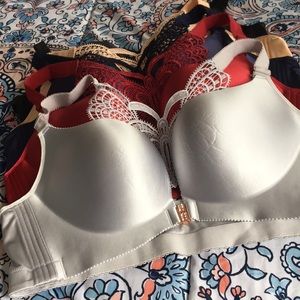 5 New Front Clasp No Wire Bras